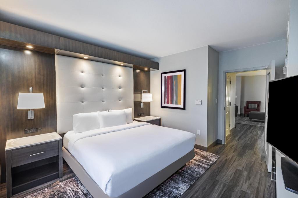 2 ROOMS, PREMIUM, SUITE, KING BED