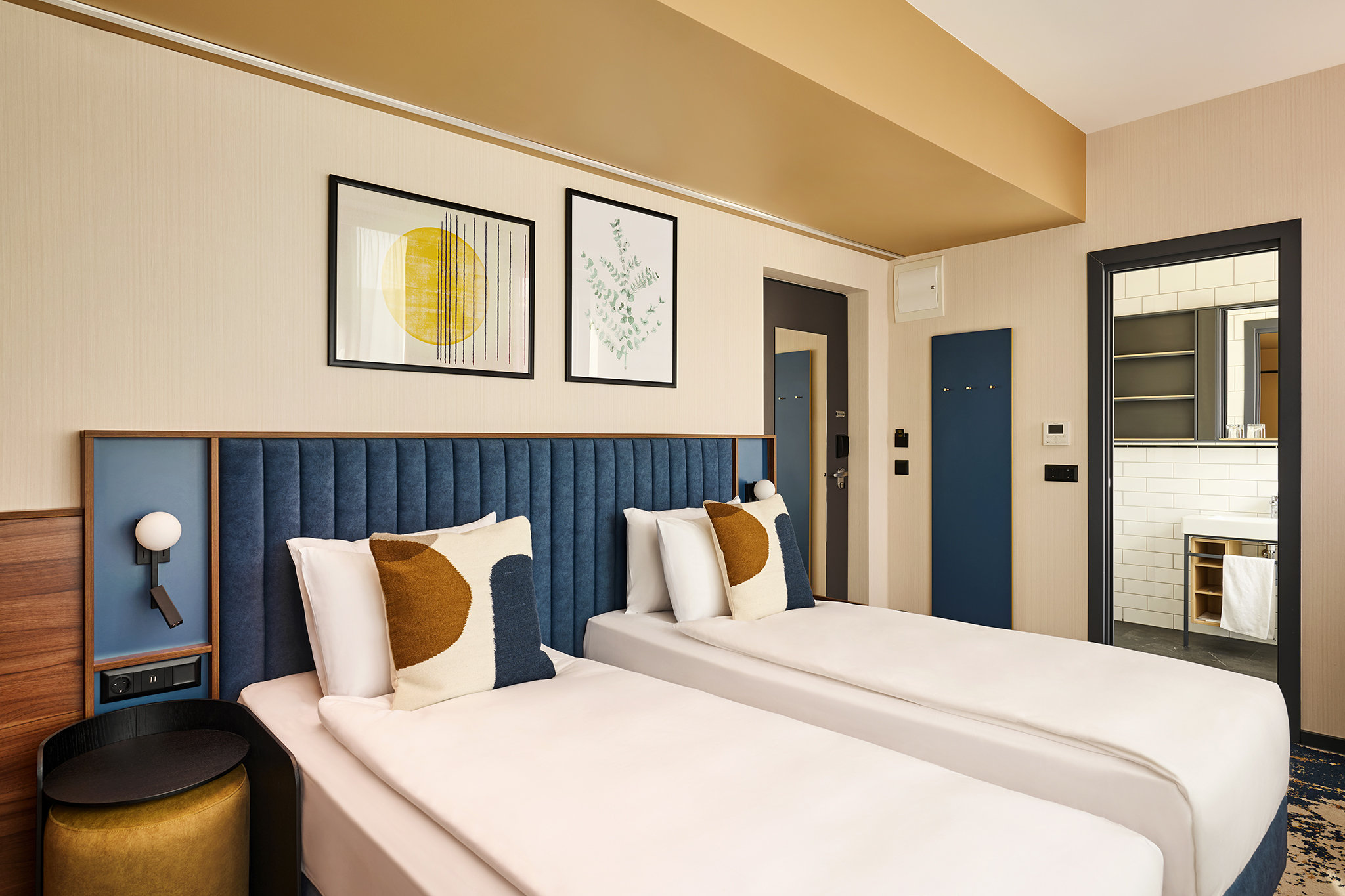 D8 Hotel 19/77