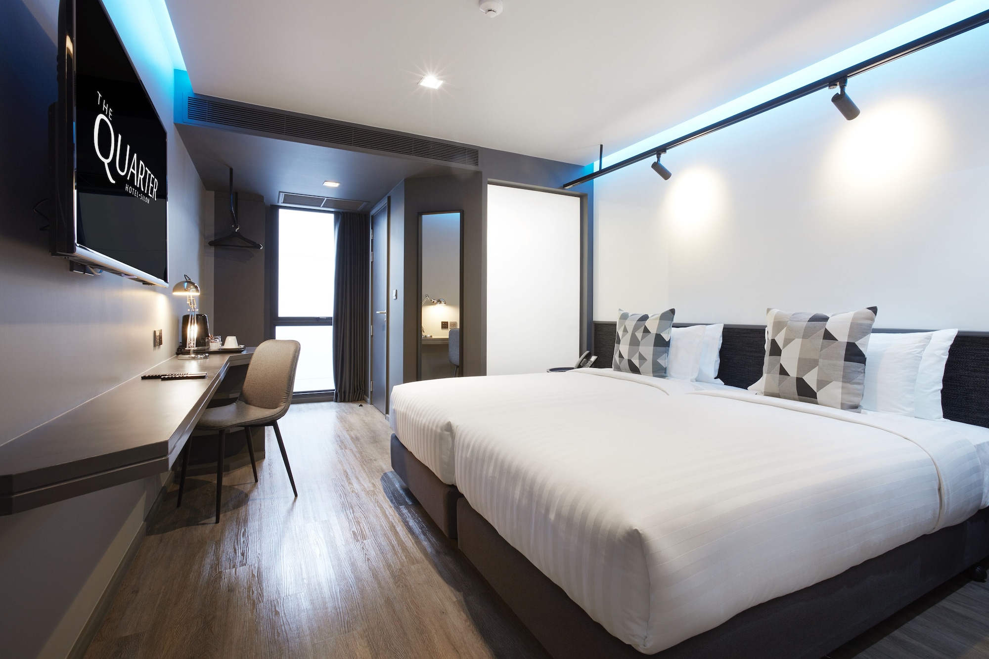 SUPERIOR ROOM WITH SWIMMING POOL VIEW