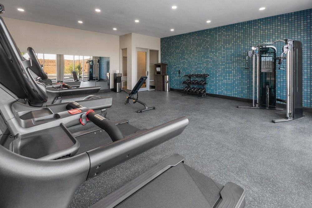 La Quinta Inn & Suites by Wyndham Phoenix near State Farm St 26/48