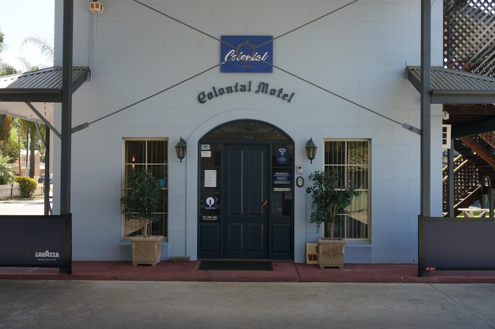 Colonial Motel 1/53