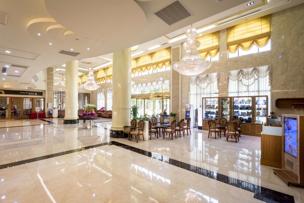 Royal Chiayi Hotel 9/66