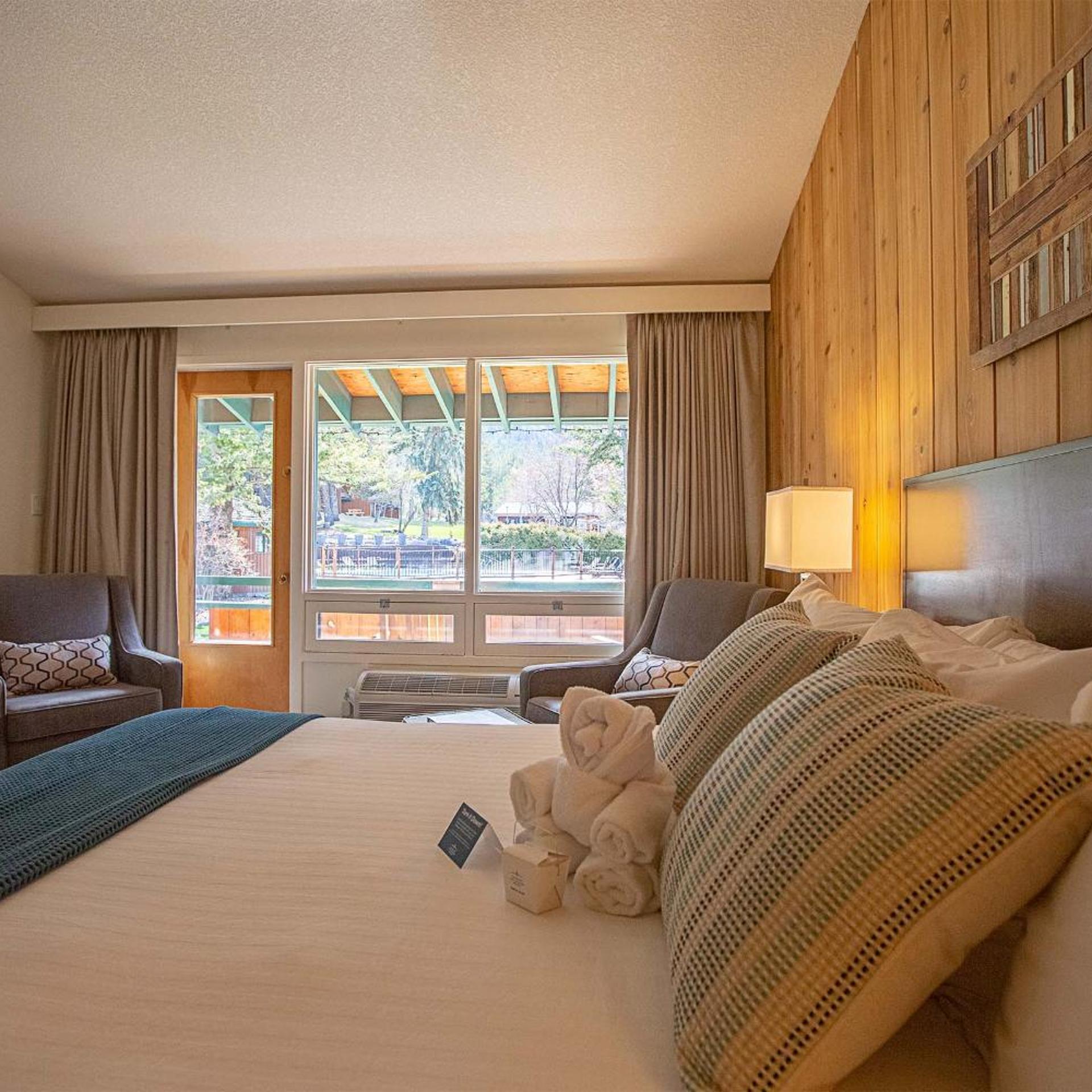 Deluxe, King Bed, Fairmont Hot Springs Resort 4/6
