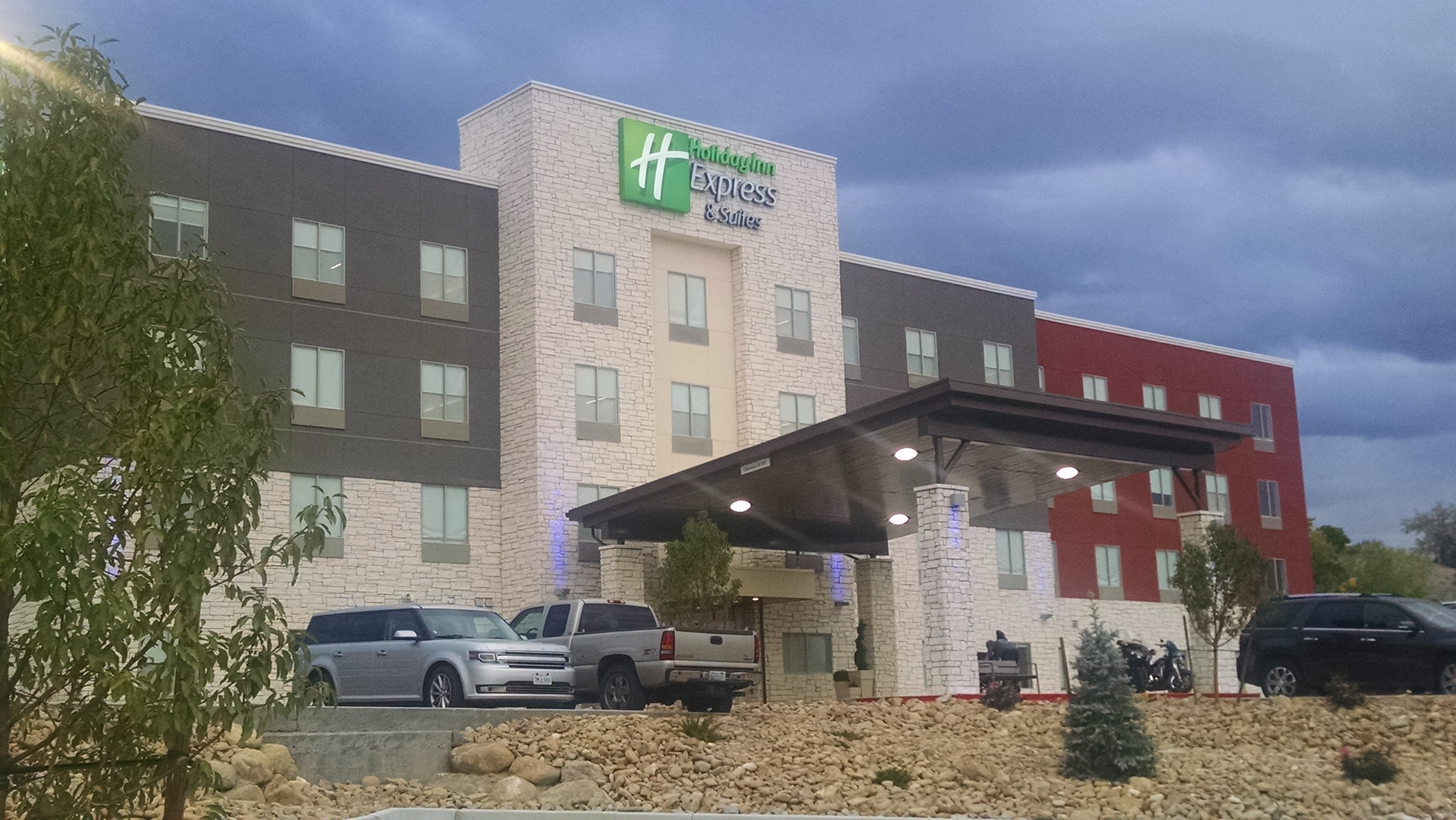 Holiday Inn Express Suites Price 47/51