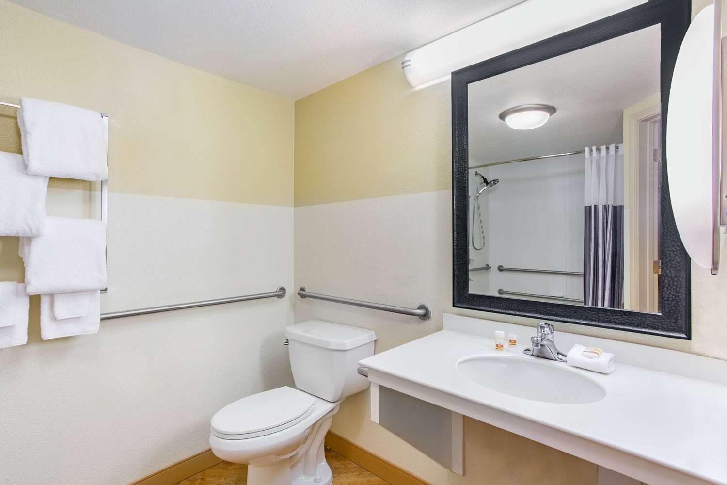 La Quinta Inn & Suites by Wyndham Raleigh/Durham Southpoint 36/38
