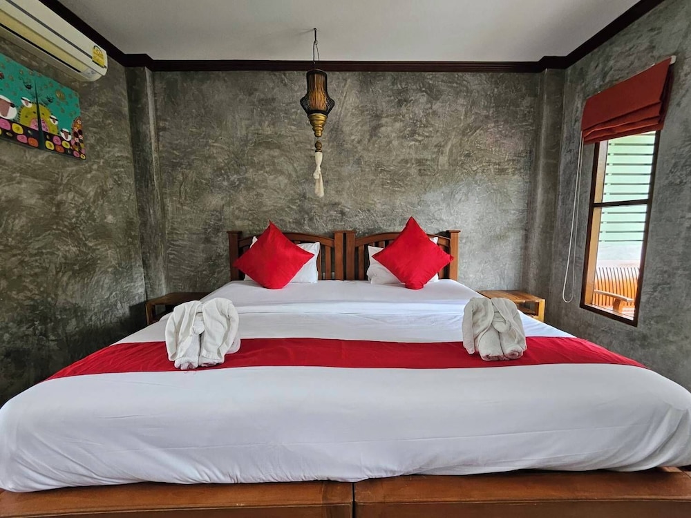 SUPERIOR, DOUBLE BED, POOL ACCESS