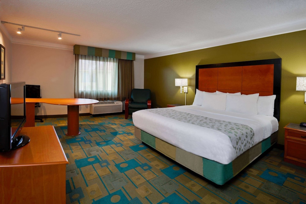 La Quinta Inn & Suites by Wyndham St. Pete-Clearwater Airpt 17/51