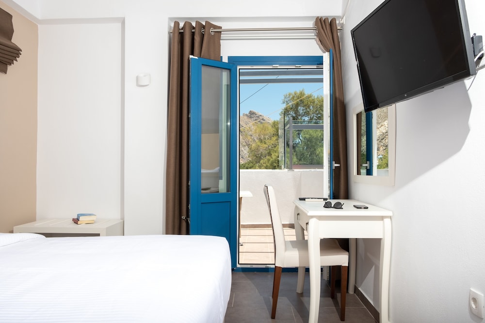 Tristhenia Hotel 33/66