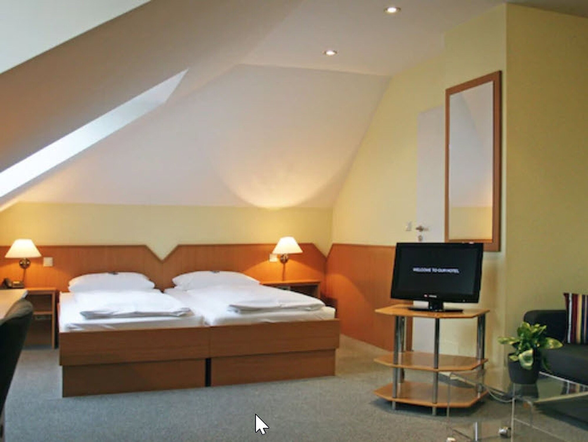 COMFORT, QUEEN BED