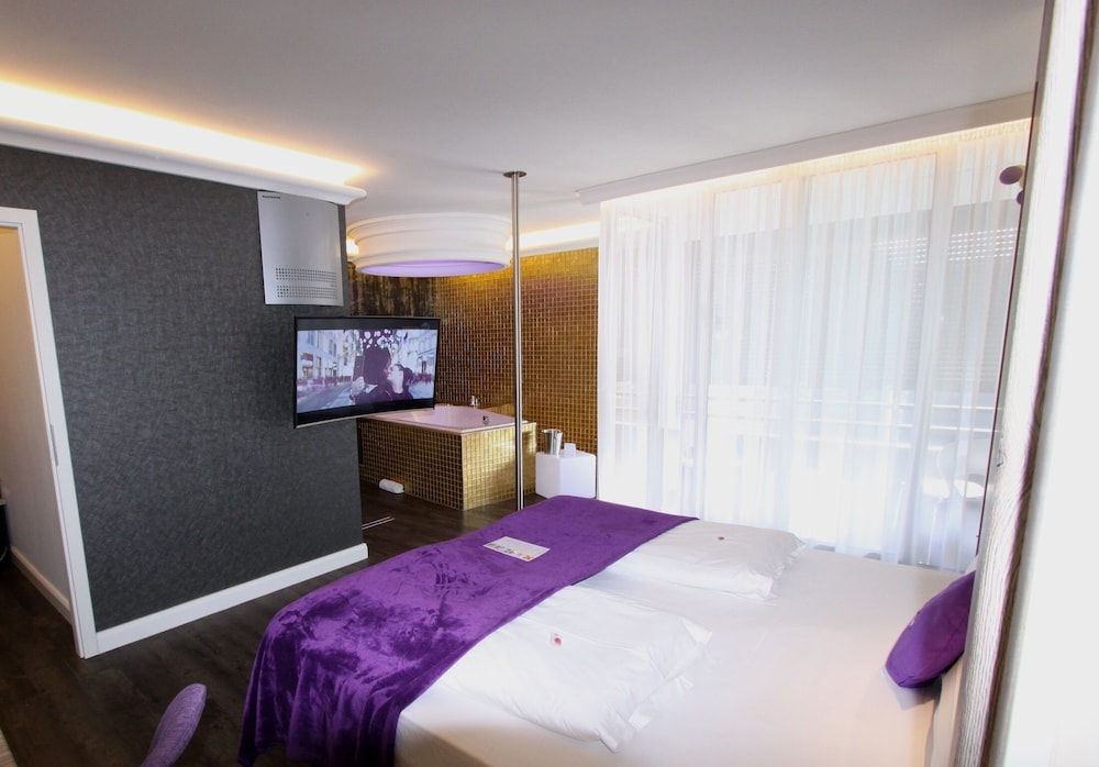 Relax, Queen Bed