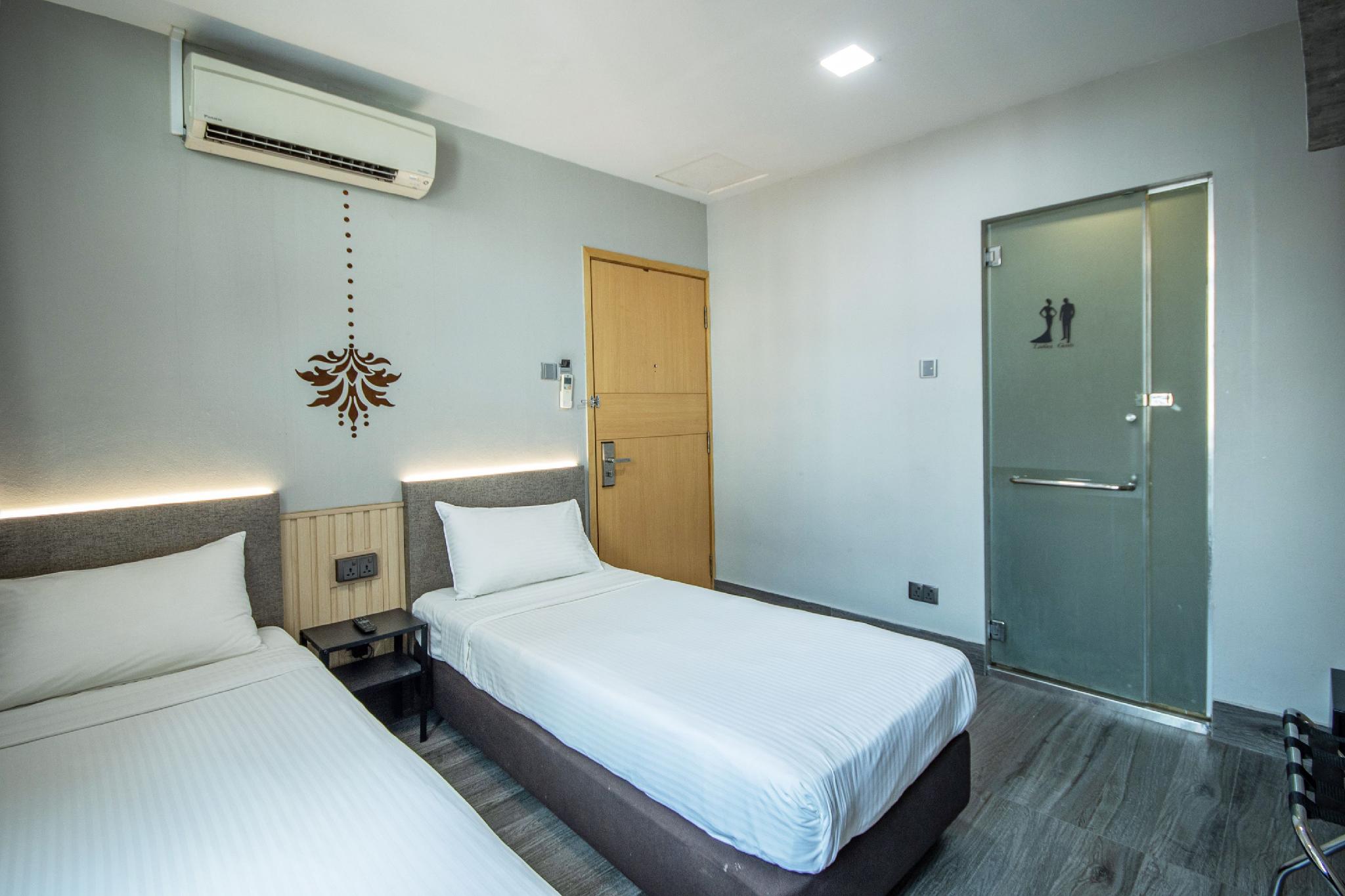 L Room, Twin Beds