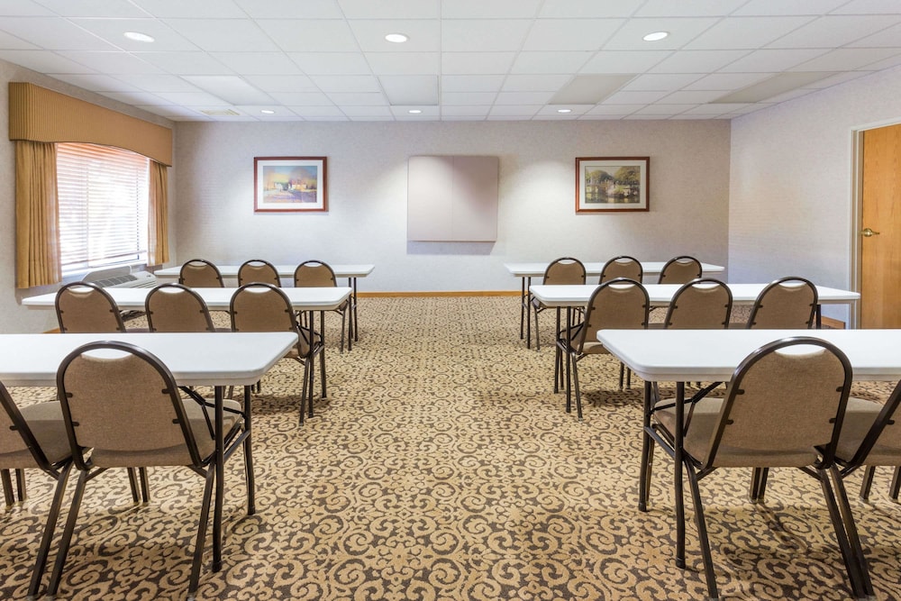 Wingate by Wyndham Joliet 27/37