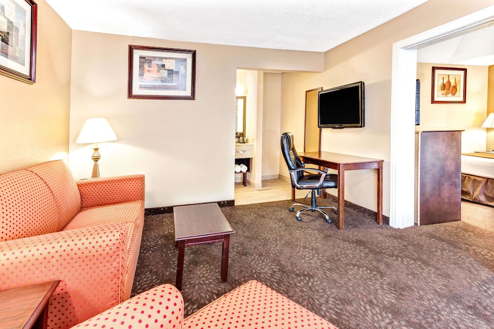 Wyndham Garden Romulus Detroit Metro Airport 20/40