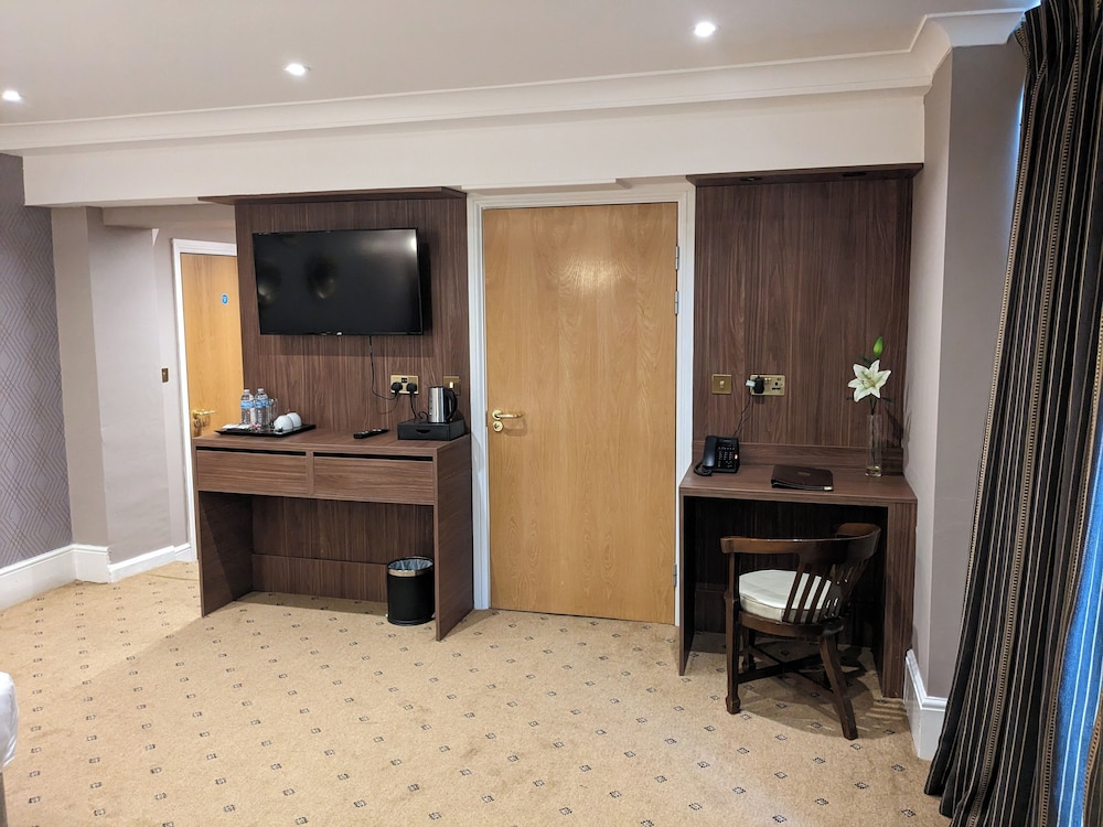 Tudor Lodge Hotel 33/45
