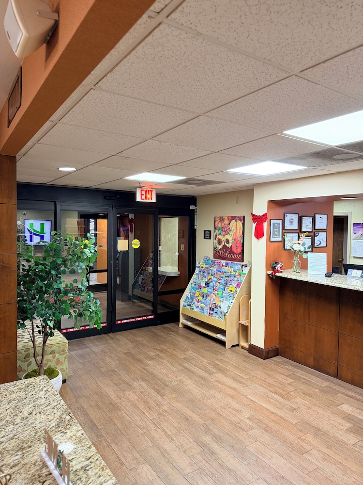 Home Town Inn And Suites 36/47