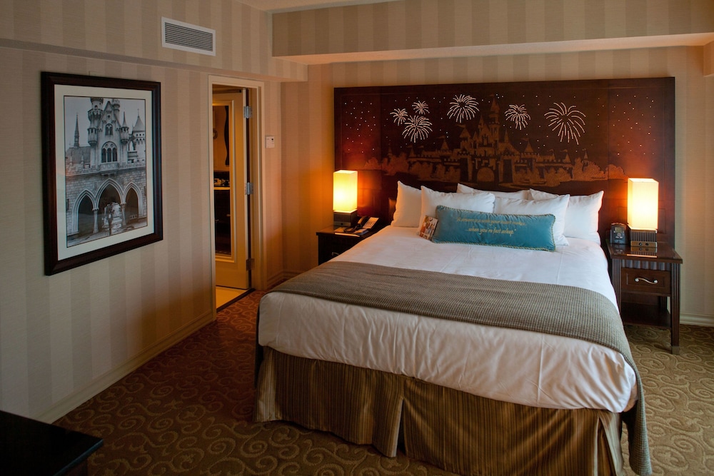 Disneyland Hotel 27/70