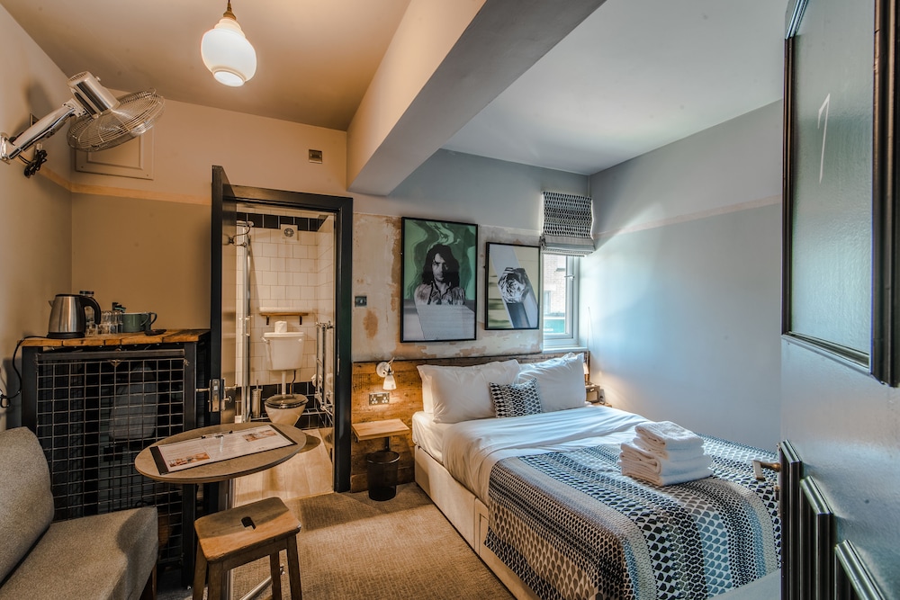 ROOM, DOUBLE BED