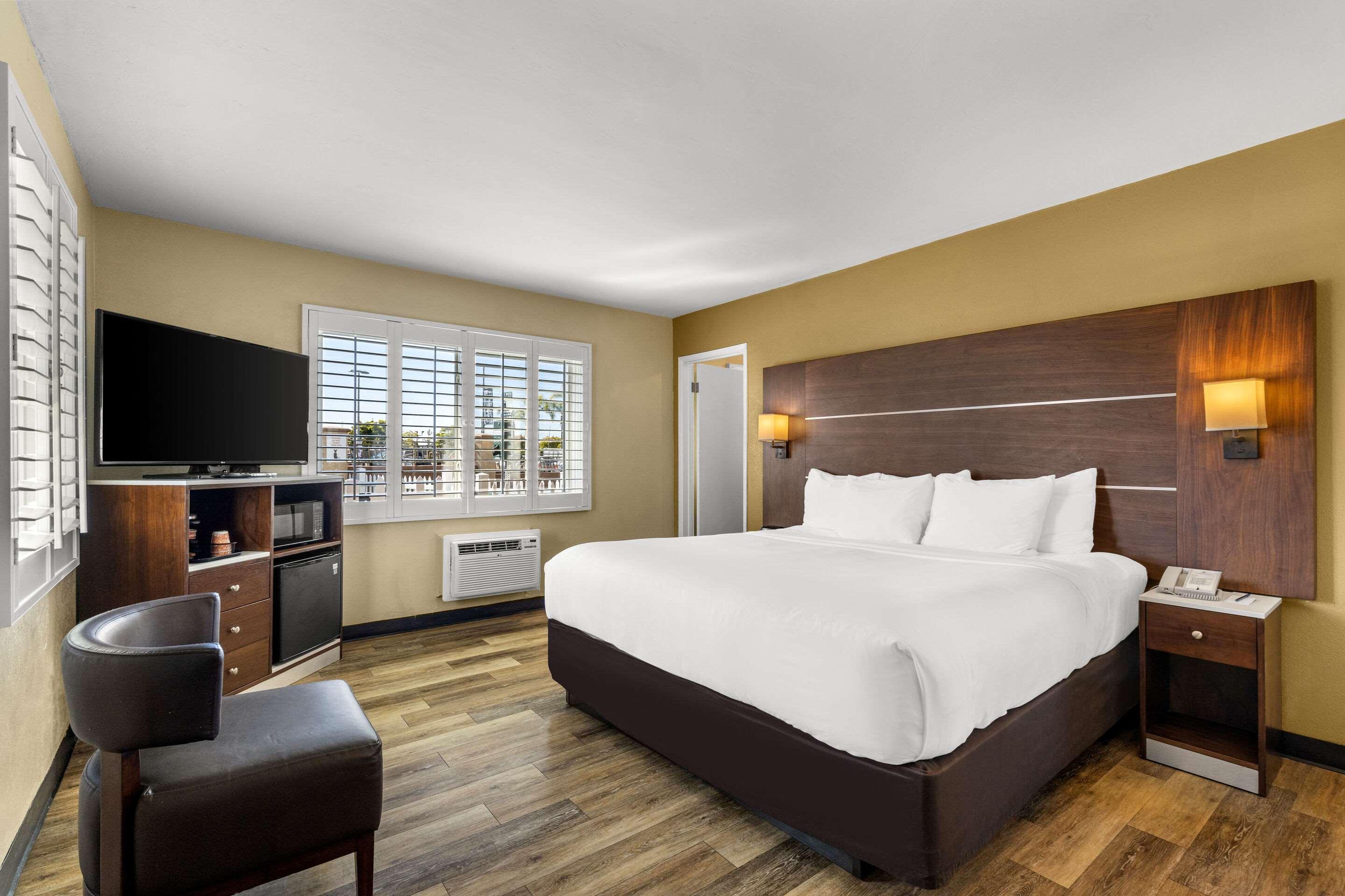 UPGRADE, KING AND TWIN BEDS