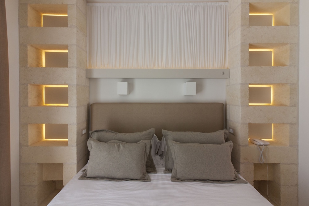 Montiro Hotel 37/48