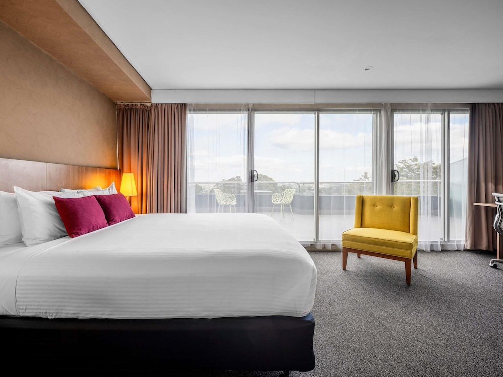 JUNIOR SUITE, PRIVILEGE, KING BED, BALCONY