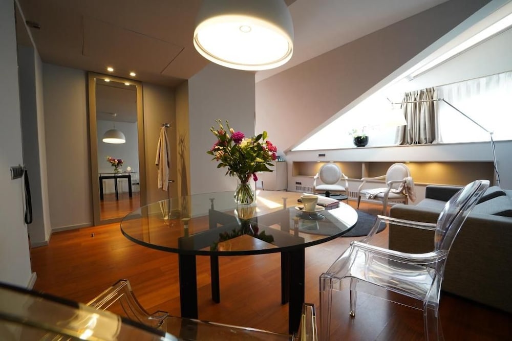 987 Prague Hotel 44/56