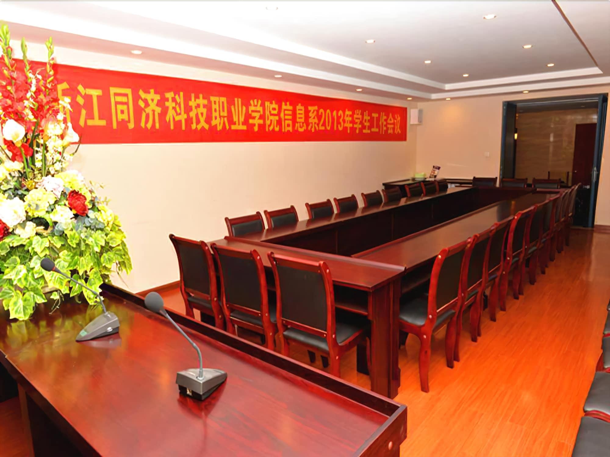 Greentree Inn Zhejiang Jiaxing Zhapu Jiulong Mountain Express Hotel 42/46