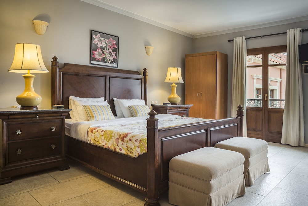 SUPERIOR, SUITE, PARTIAL HARBOUR VIEW