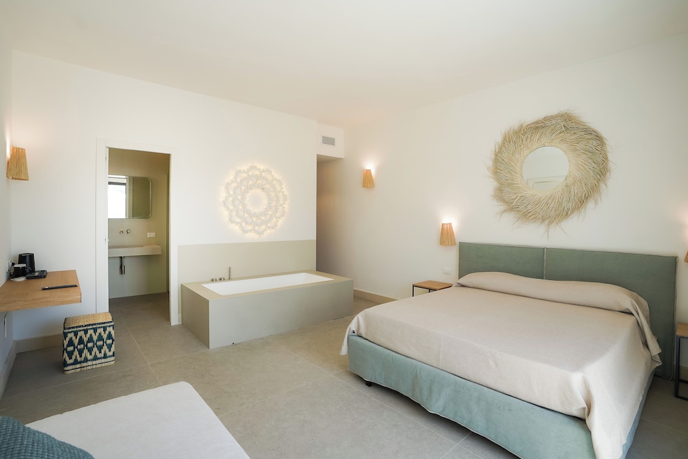 غرفة جونيور بسرير كوين مع أريكة، Corte Dei Melograni Hotel Resort 2/8