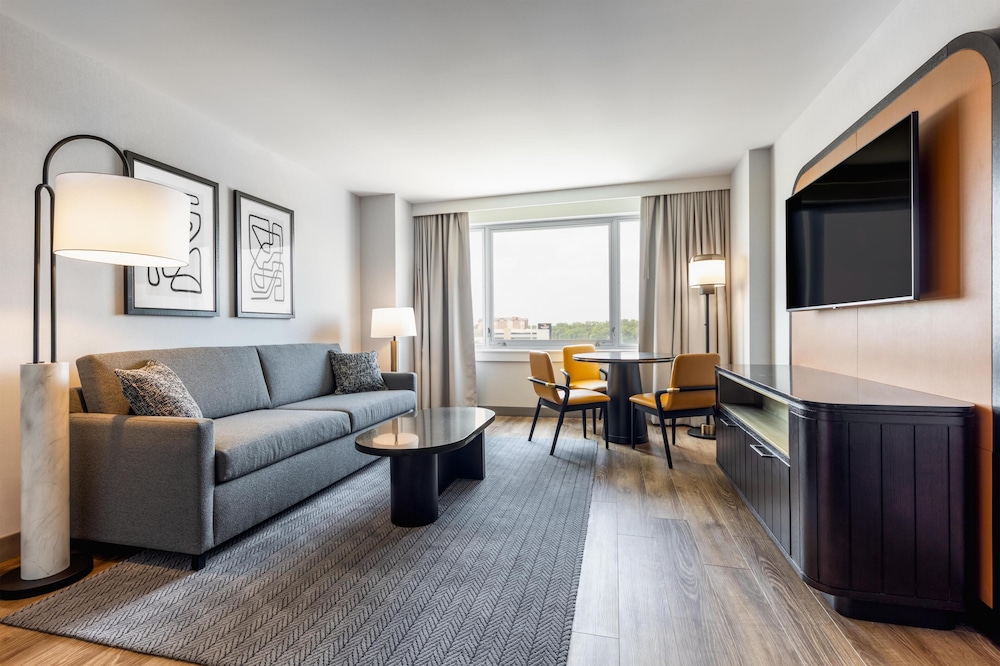 Hyatt Rosemont Near O Hare 41/64