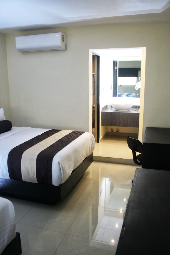 Hotel El Camino Inn and Suites 11/50