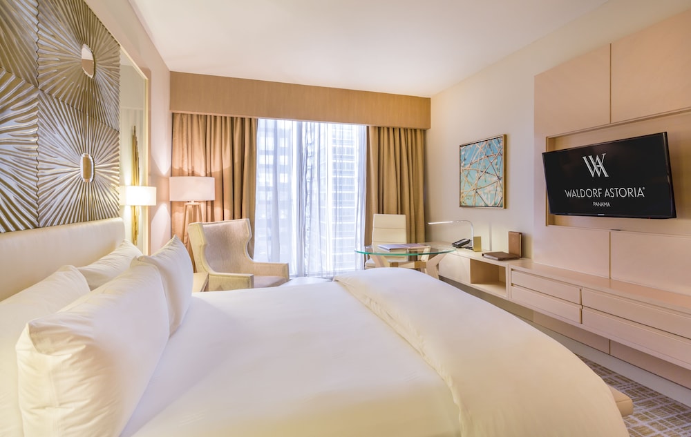 DELUXE, KING BED