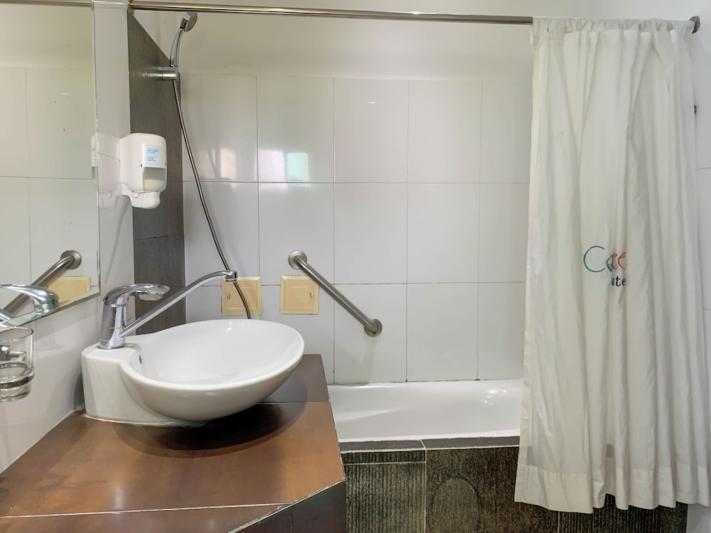 Coral Reef Hotel 57/58