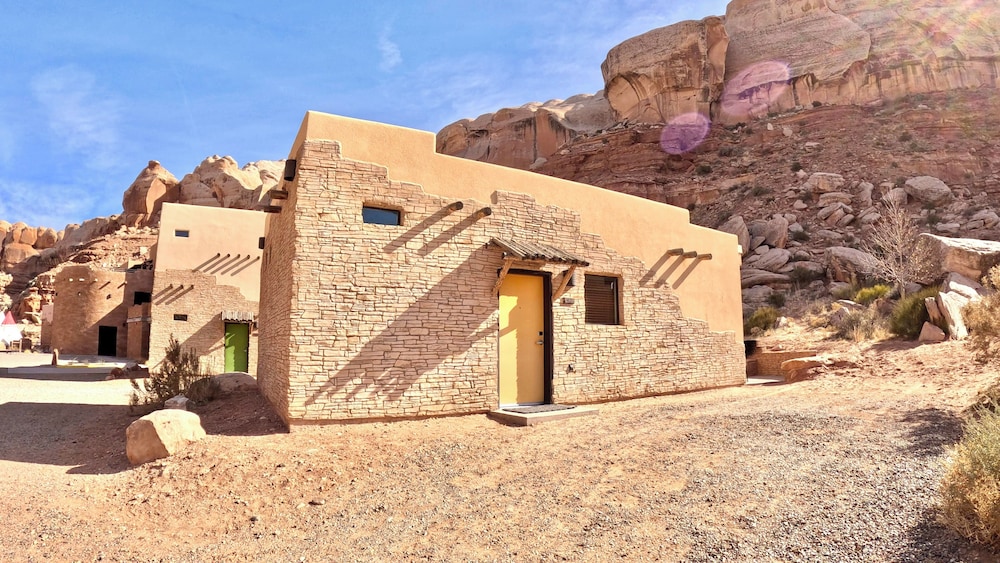 Bluff Dwellings Resort 10/67