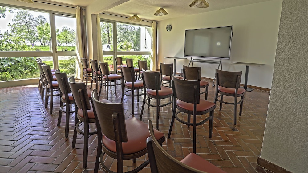 HOTEL LA BELLE POULE 34/44