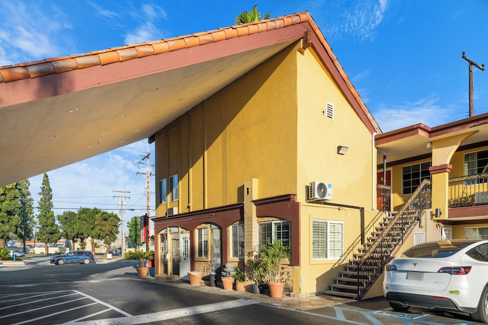 Sky Palm Motel 2/50