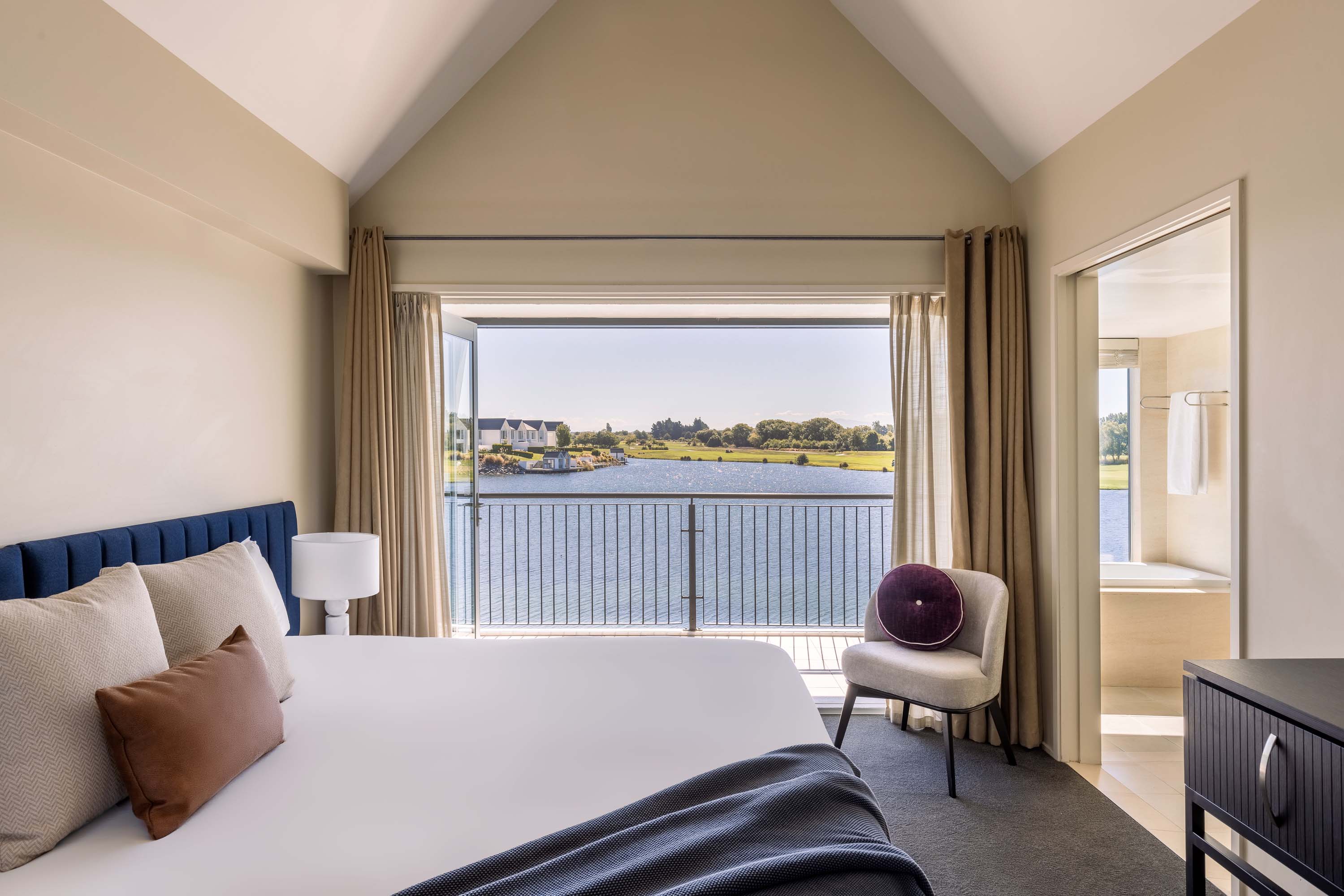 Suite, Lake Front