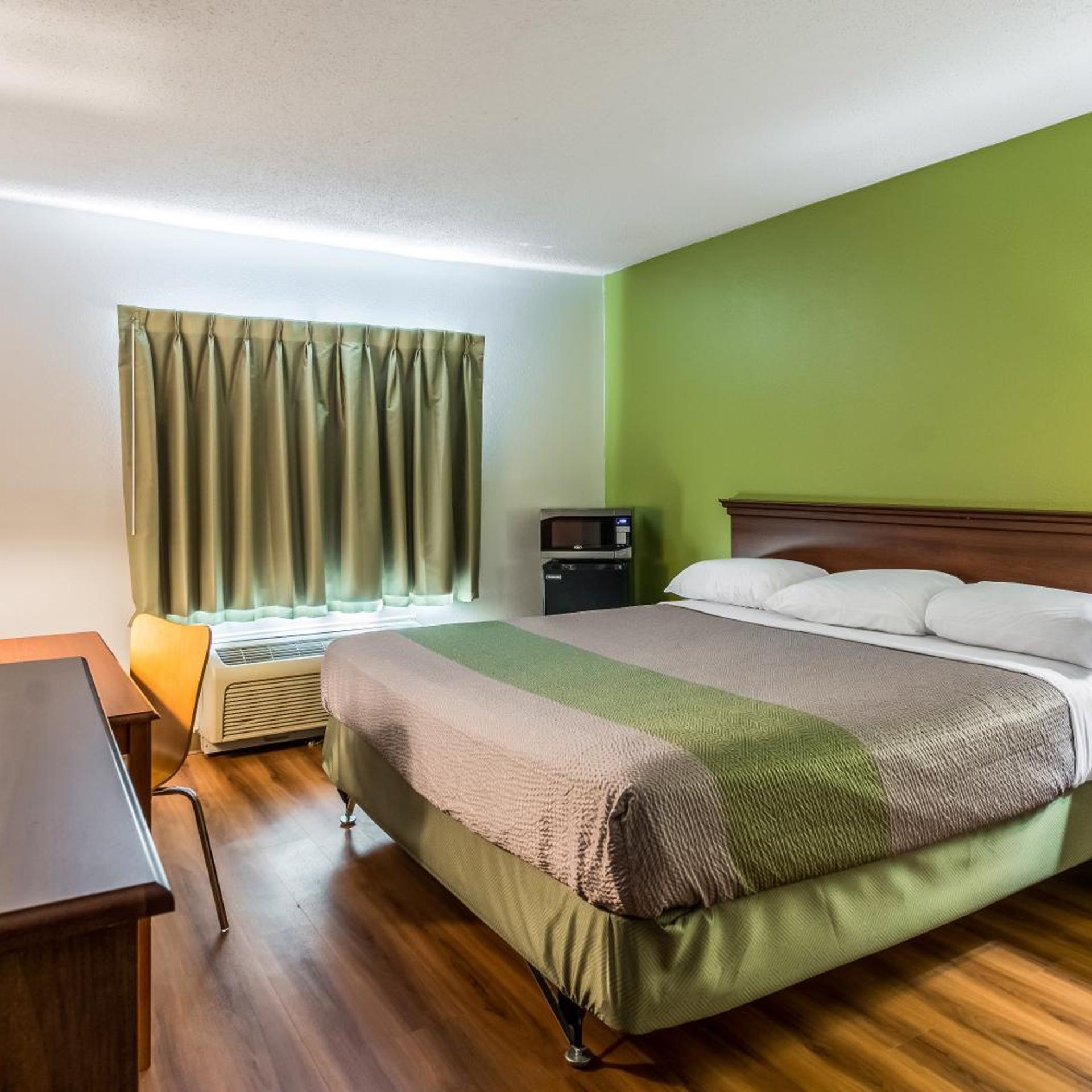 1 King Bed - Non-Smoking, Micfridge