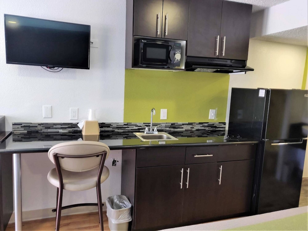 Studio6 Fresno, CA - Extended Stay 27/37