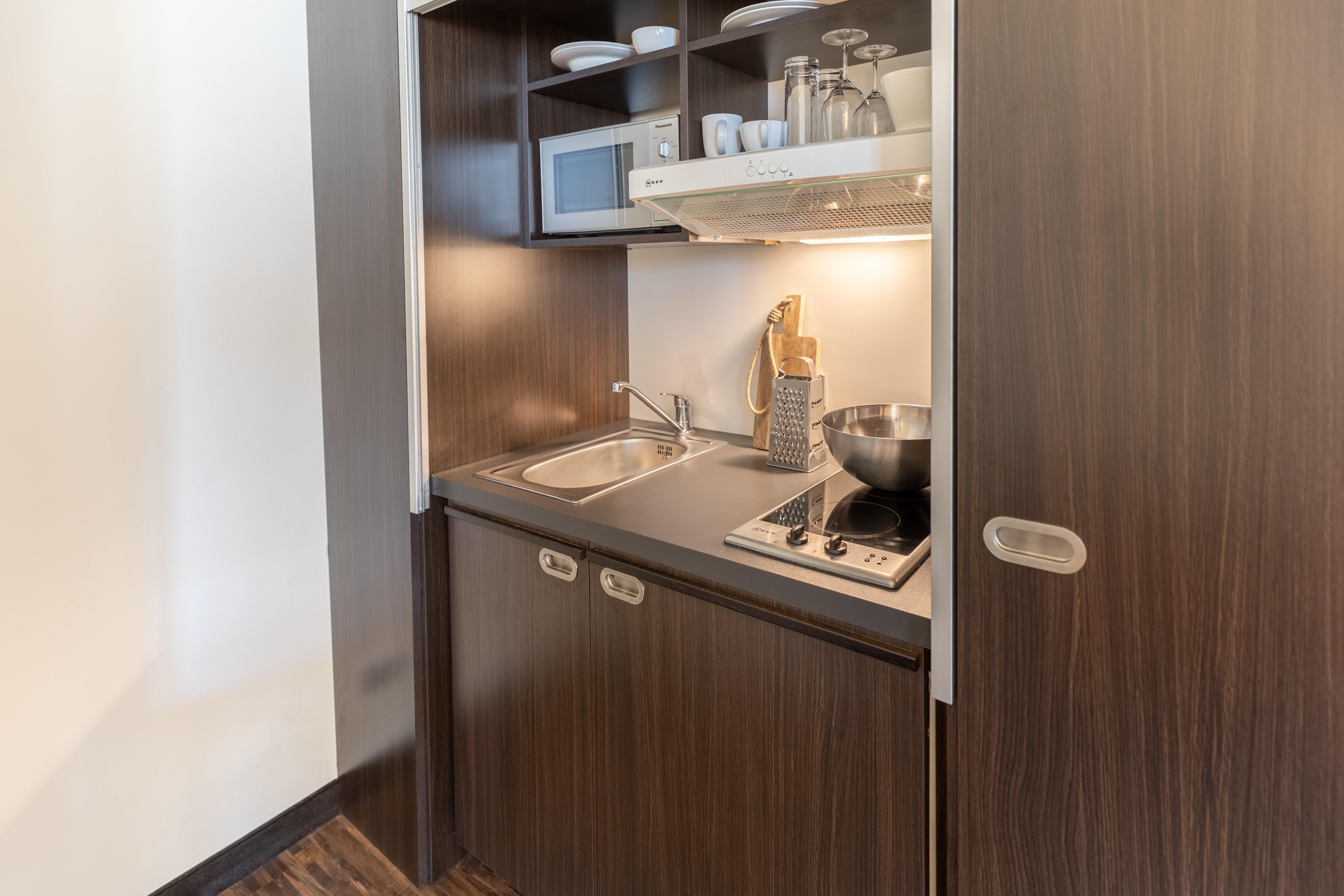 غرفة بسريرين منفصلين بمطبخ صغير، Garner Berlin - Mitte, an IHG Hotel 3/3