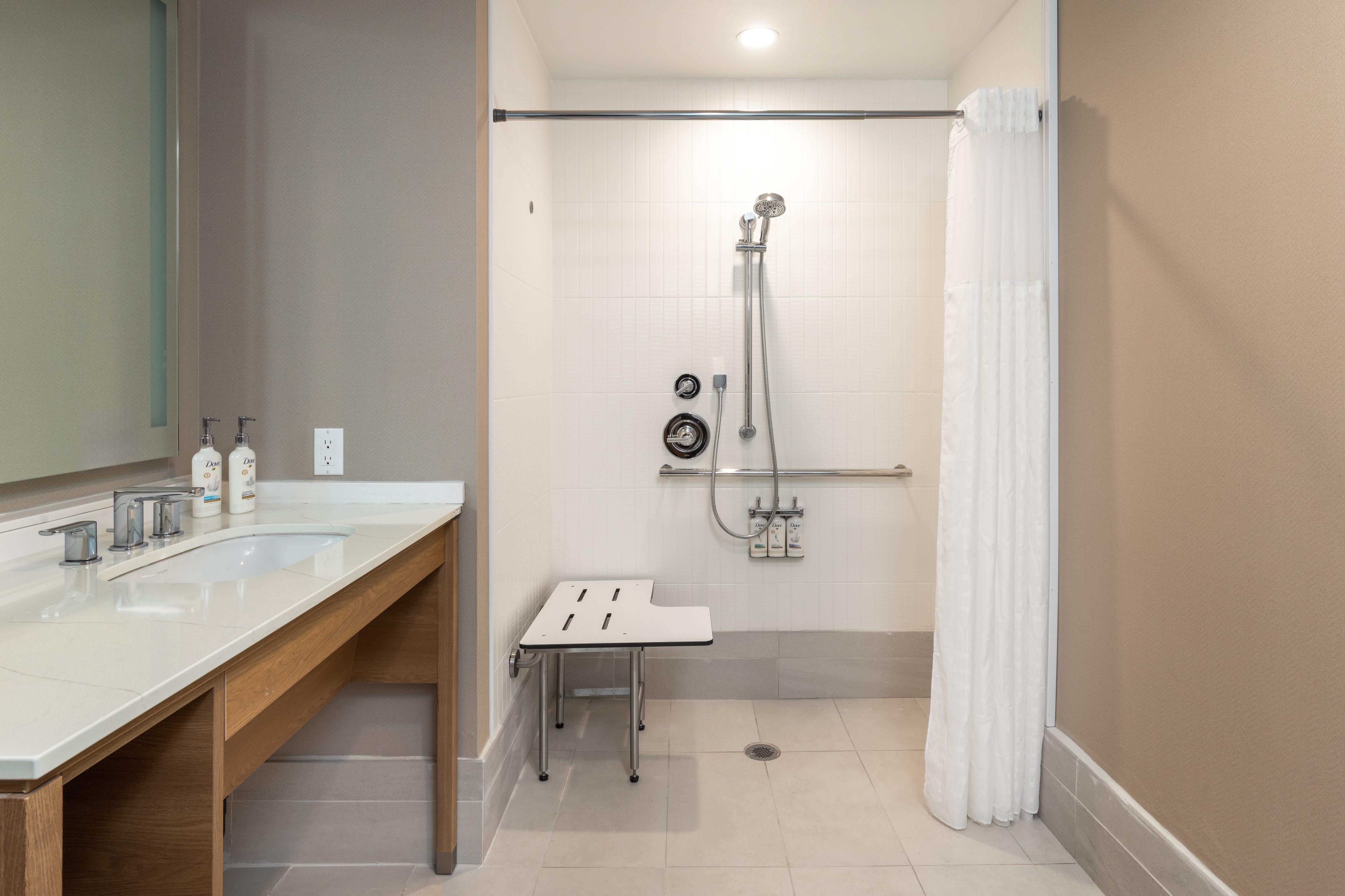 Suite, Queen Bed, Accessible