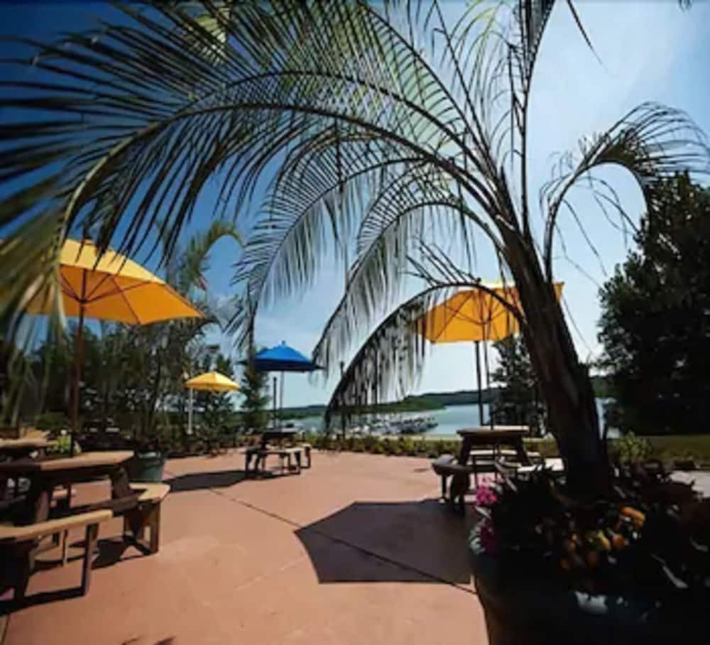 Fourwinds Lakeside Inn Marina 20/48