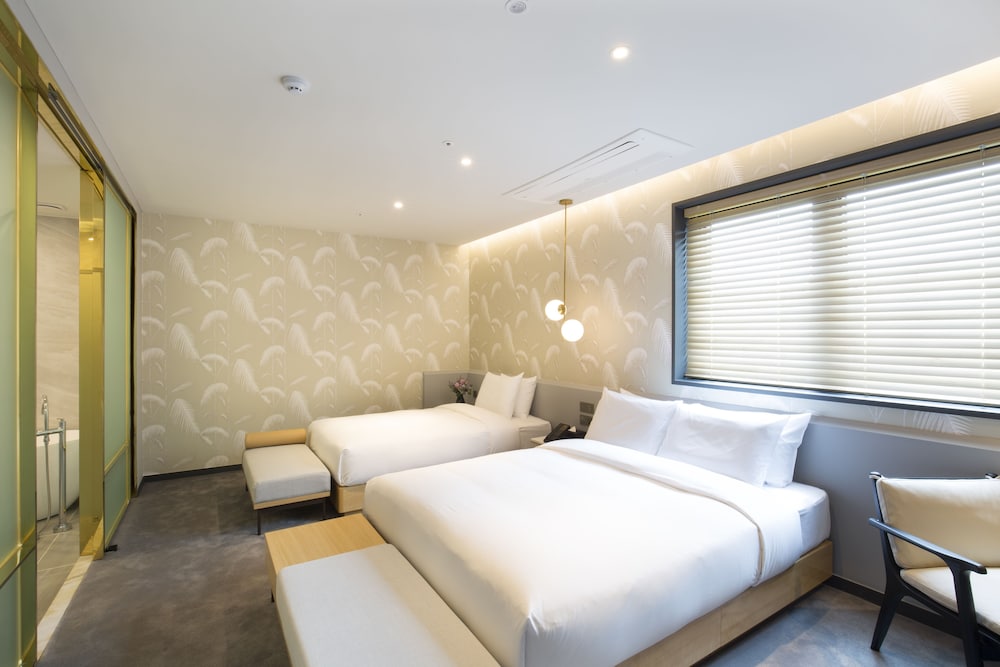 FAMILY, TWIN BEDS