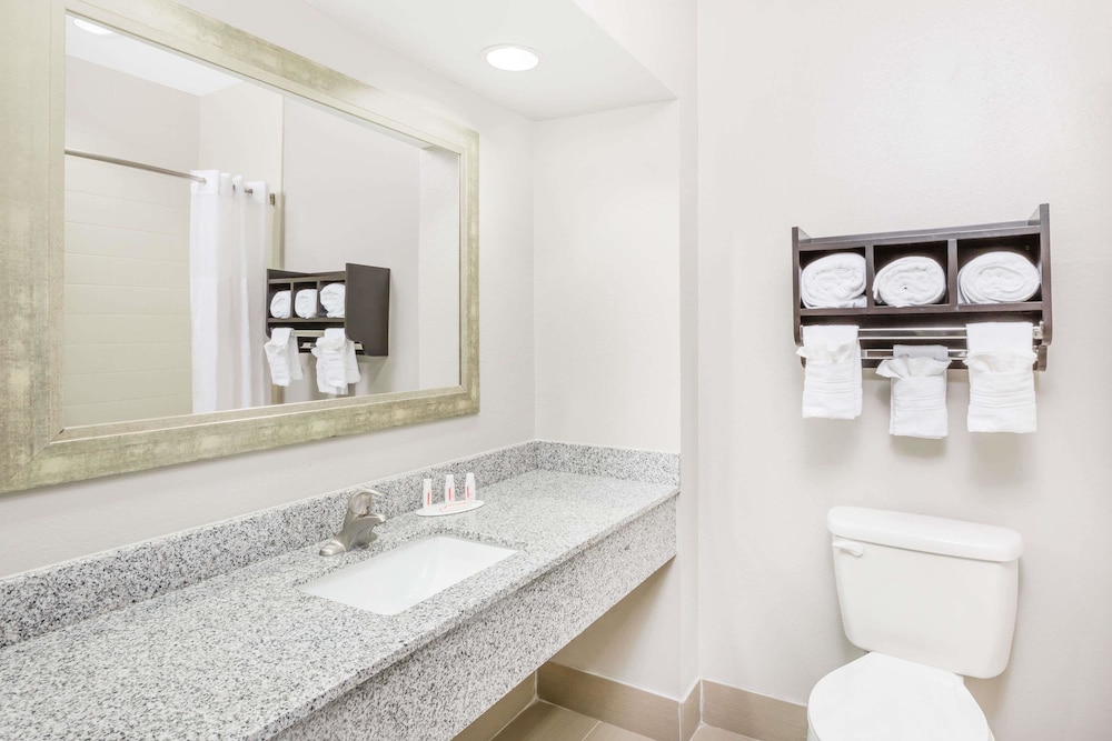 Days Inn & Suites by Wyndham Madisonville 33/35