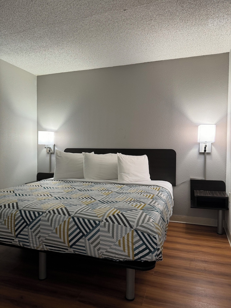جناح ديلوكس بسرير كينج، Motel6 Butte, MT - Historic City Center 4/6