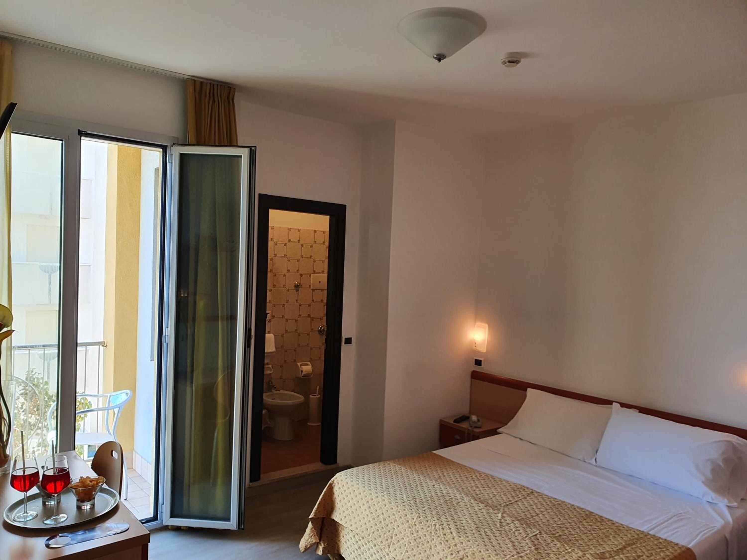 Room, Double or Twin Bed, Lateral Side Sea View