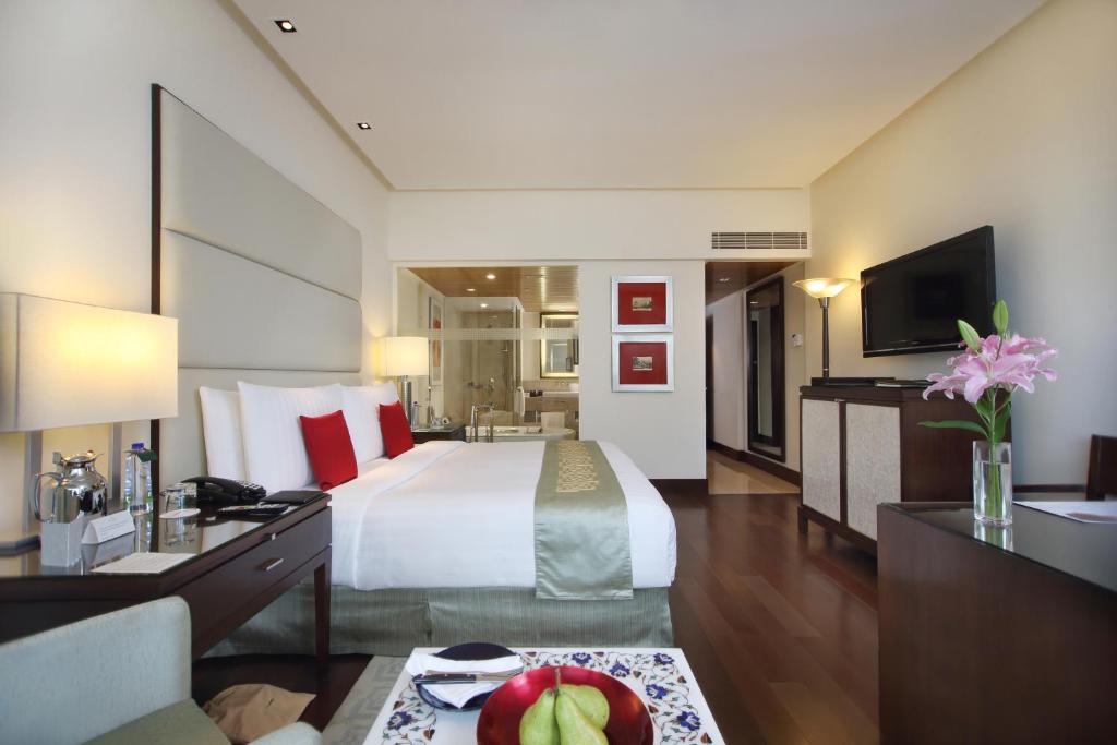 Premier, Suite, Bay View, The Oberoi Mumbai 2/2