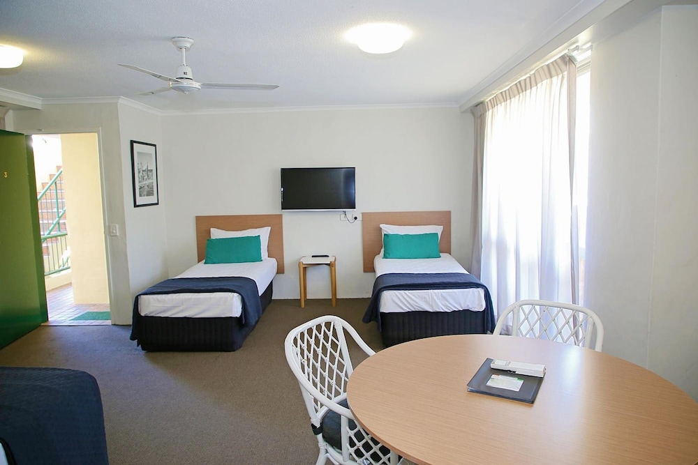 Darcy Arms Motel 46/52