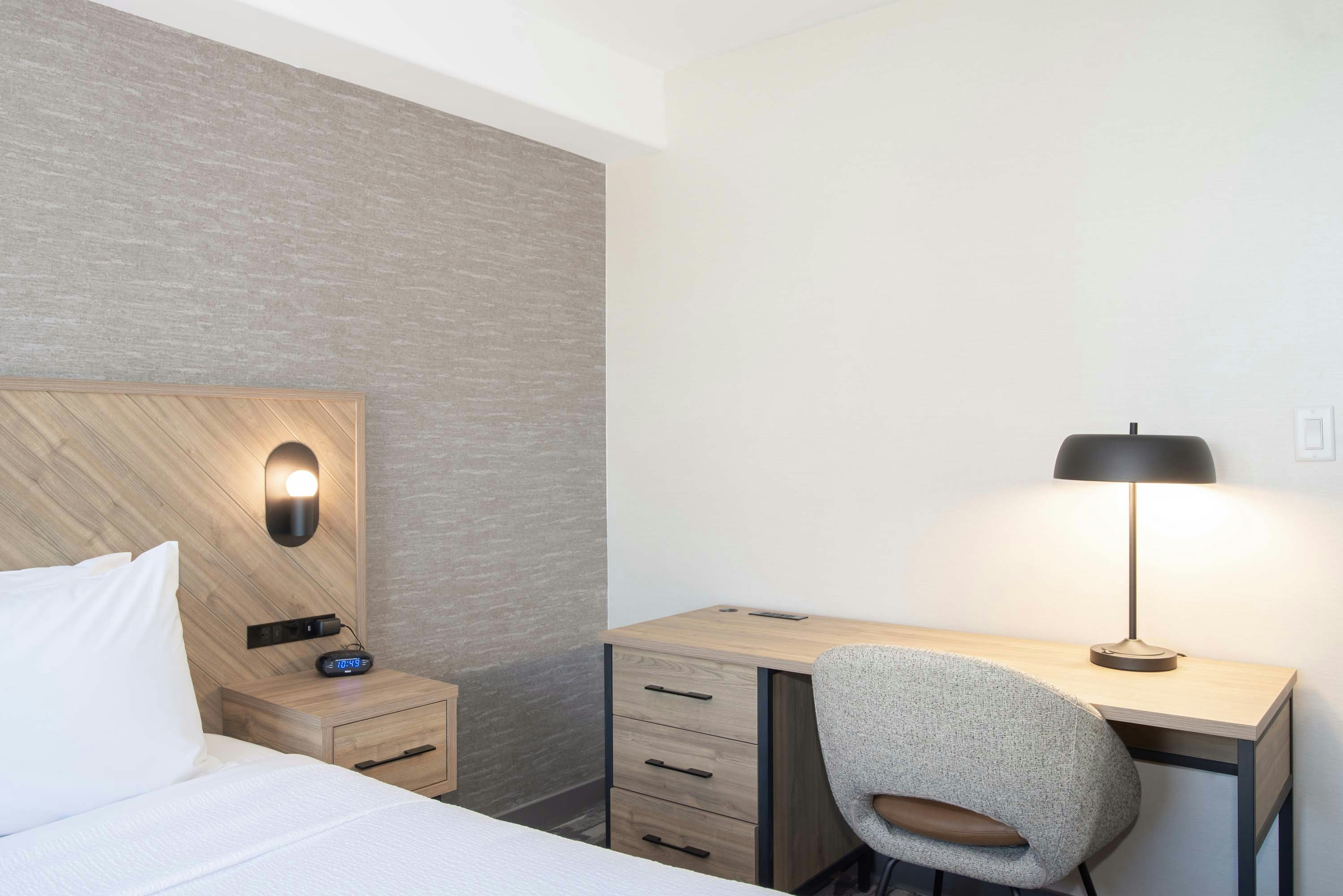 Standard, King Bed, Sandman Hotel & Suites Regina 3/4