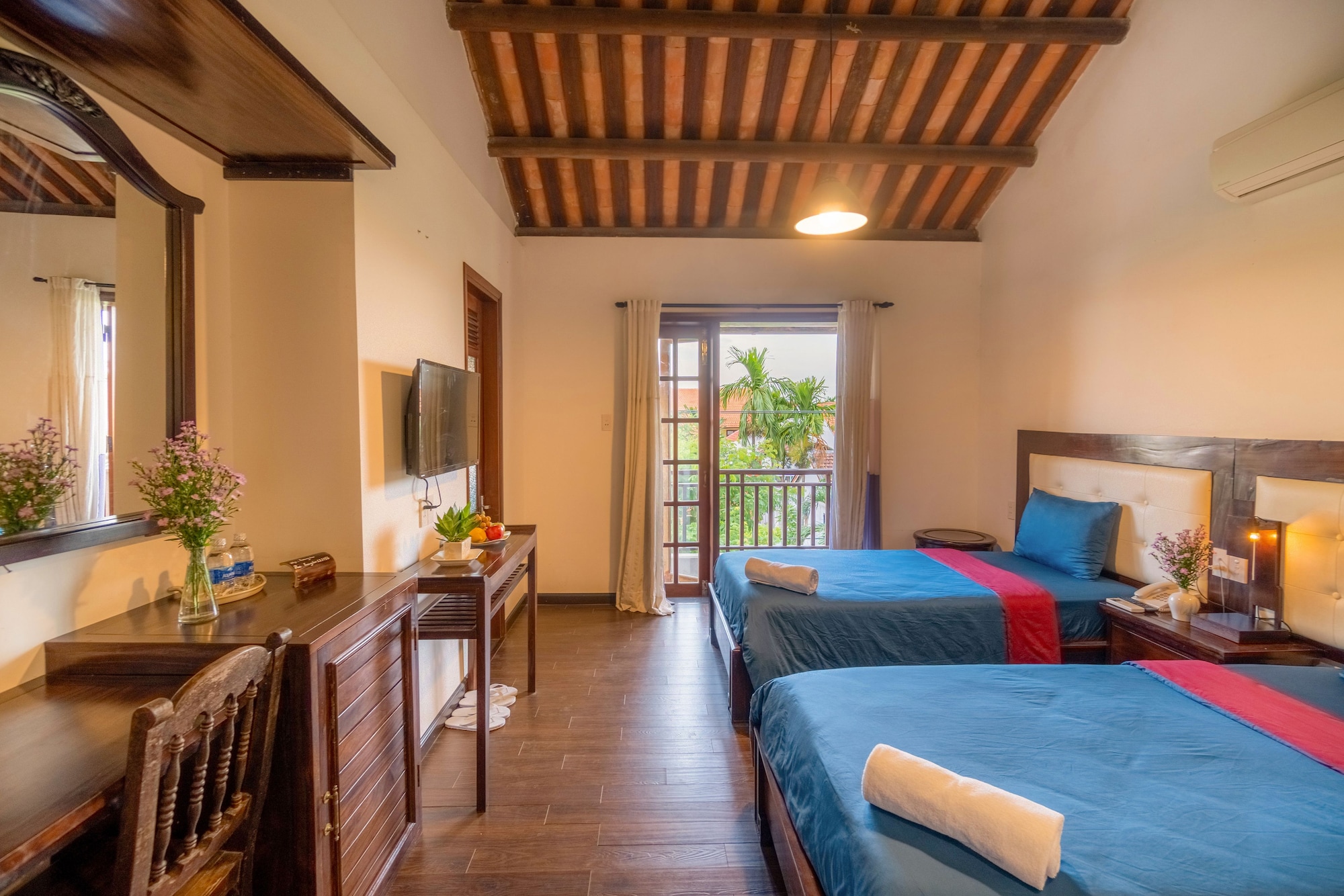 DELUXE, DOUBLE OR TWIN BED, CITY VIEW