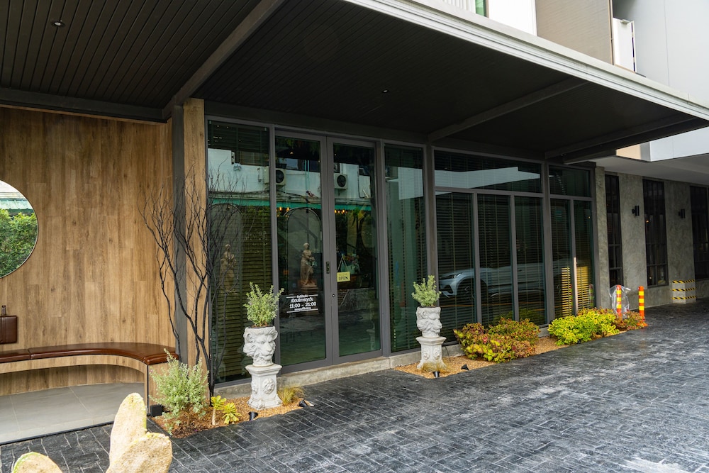 J Place Hotel 2/50